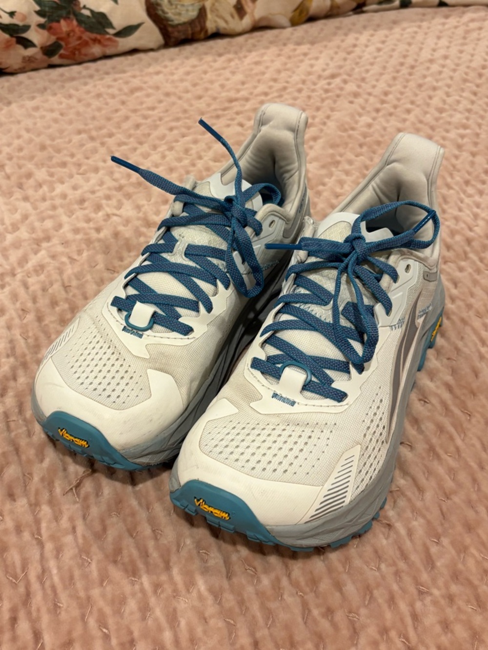 Altra Olympus 5  White and Blue Trail Running Shoes Size 8.5 EUC